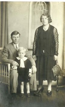 familiefoto_gaston_rebry_en_maria_met_zoon_cyriel.jpg